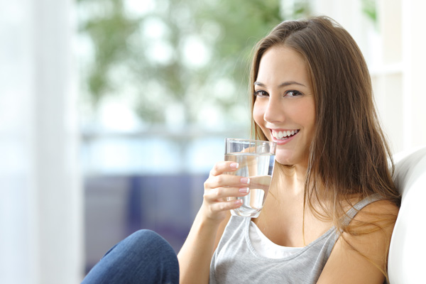 Mujer bebiendo un vaso de agua 