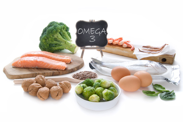 Verschiedene Nahrungsmittel, die Omega-3-Fettsäuren enthalten