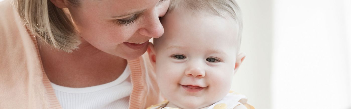 Ein kleines Mädchen schaut mit seiner Mutter ein Kinderbuch an