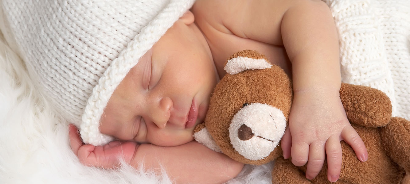 Neugeborenes Baby, das friedlich schläft