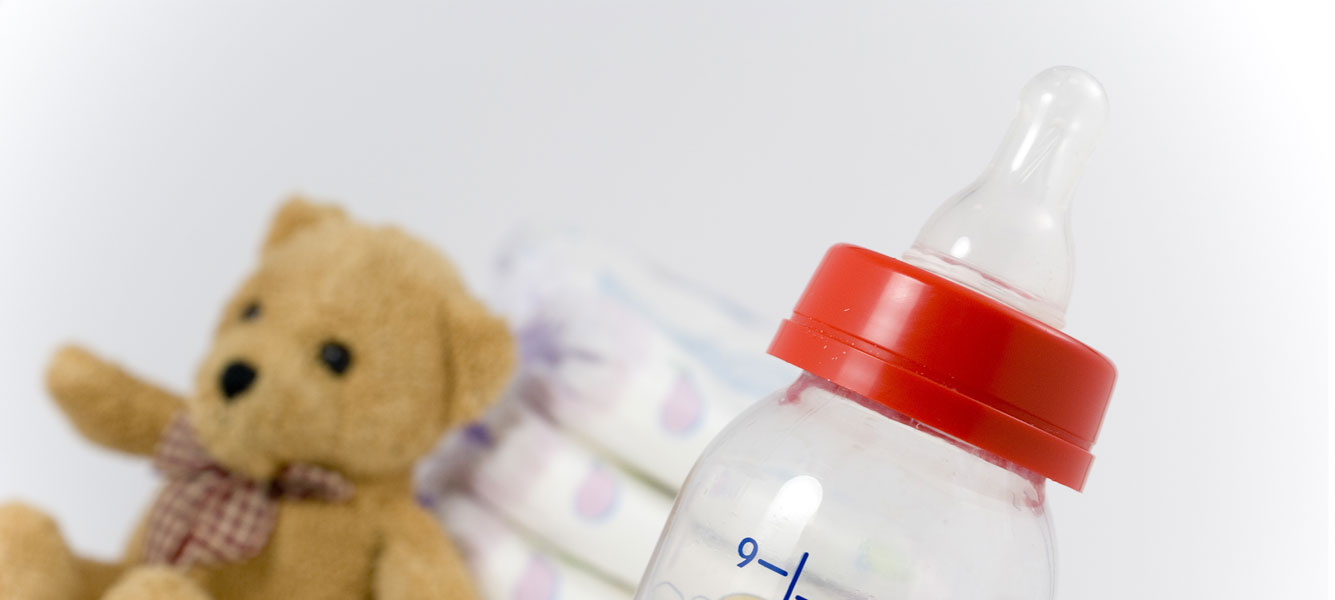 Bild mit Teddybär und Babyflasche