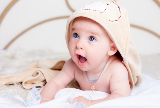 Frisch gebadetes Baby lächelt