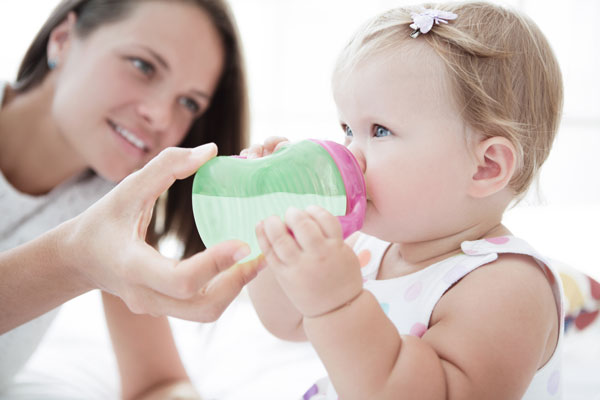 La niña pequeña toma fórmula infantil