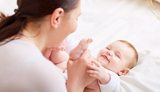 Baby, das mit seinen eigenen Füssen spielt