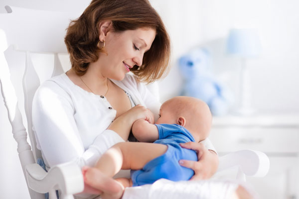 La madre amamanta a su bebé