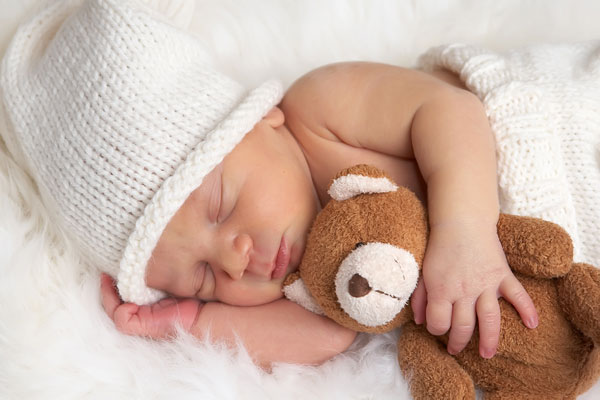 Neugeborenes Baby, das friedlich schläft