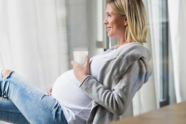 Pregnant woman drinks Babina milk
